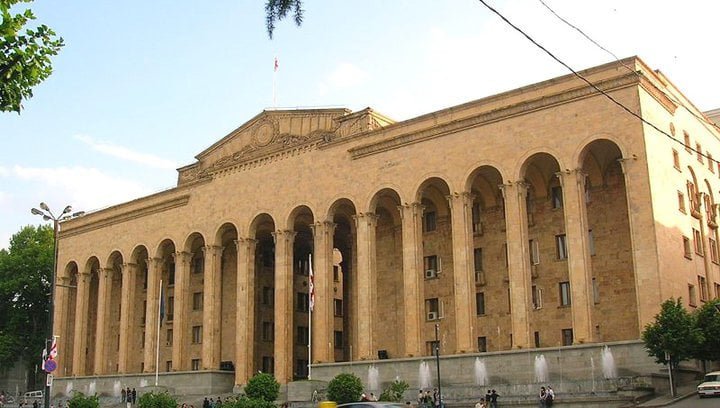 Оппозиция подала в Парламент подписи с требованием перейти на пропорциональную избирательную систему