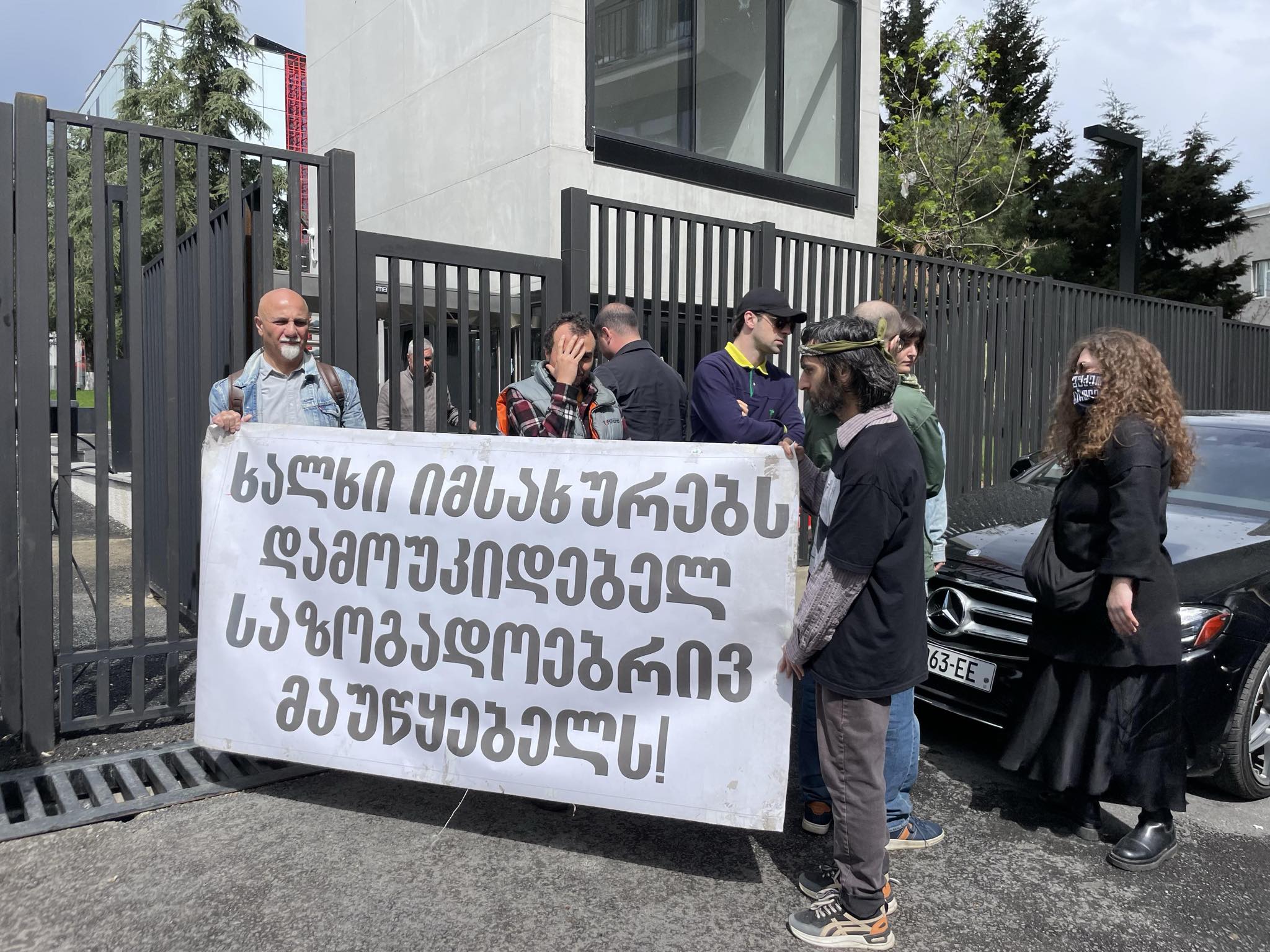 На фоне протестов Общественный вещатель Грузии переизбрал Васила Маглаперидзе председателем Совета попечителей