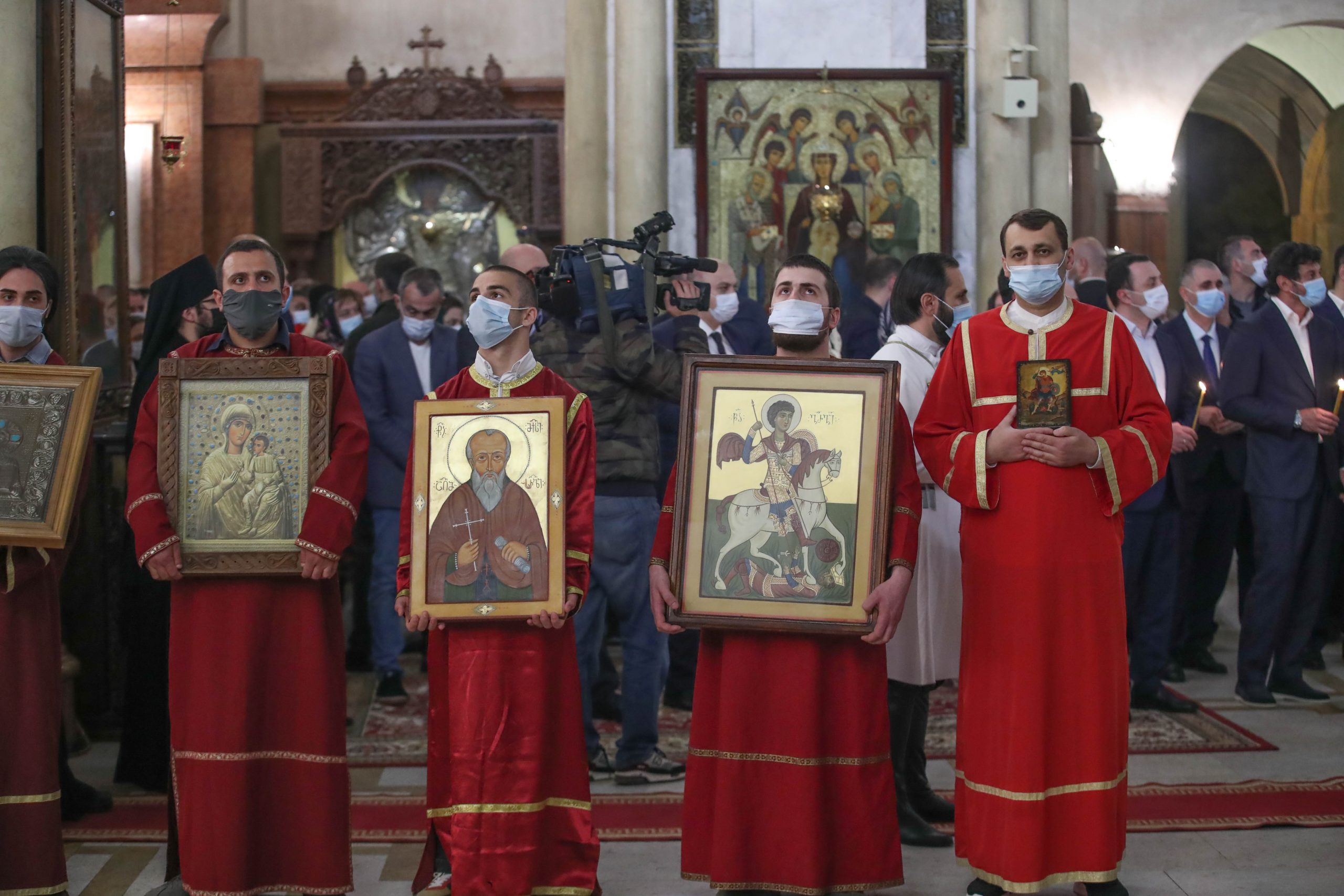Фоторепортаж: Пасхальная литургия в соборе Самеба в Тбилиси