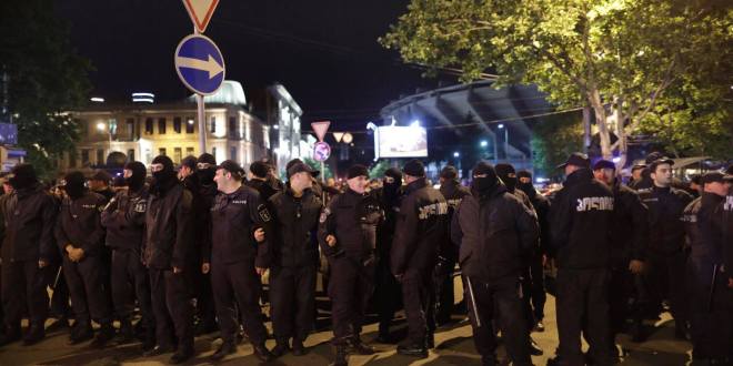 В результате полицейских рейдов в двух ночных клубах в Тбилиси арестованы восемь человек