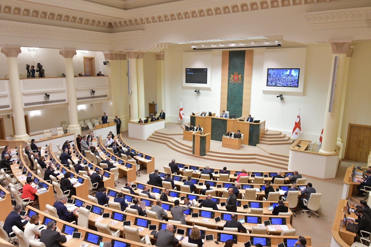 Парламент принял конституционные поправки по избирательной реформе в третьем чтении