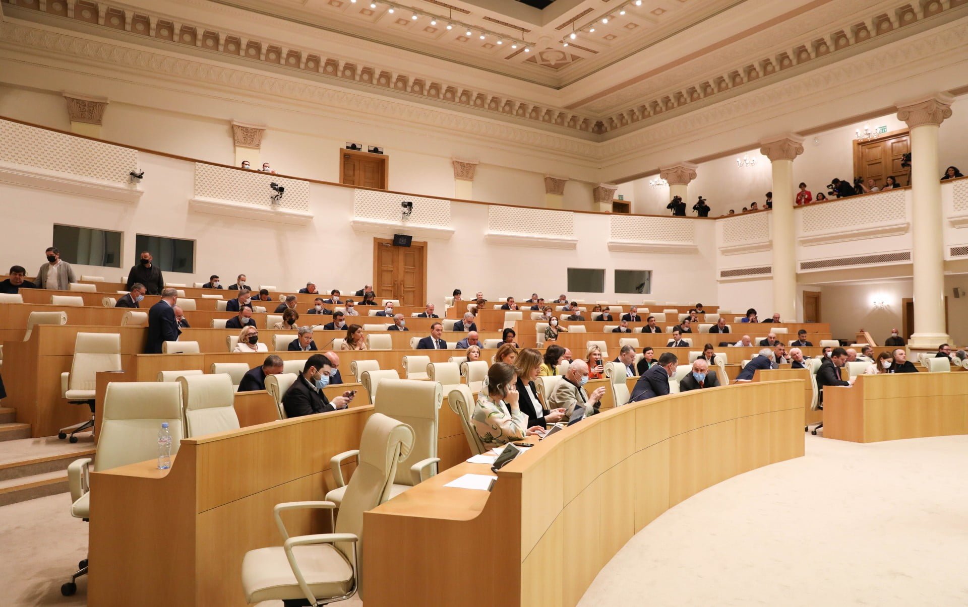 Поправки, необходимые для конституционного спора между правительством и президентом, приняты в первом чтении