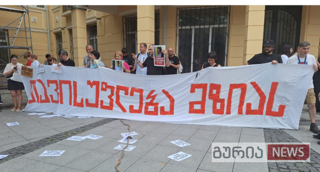 რა ხდება ბათუმის საქალაქო სასამართლოსთან