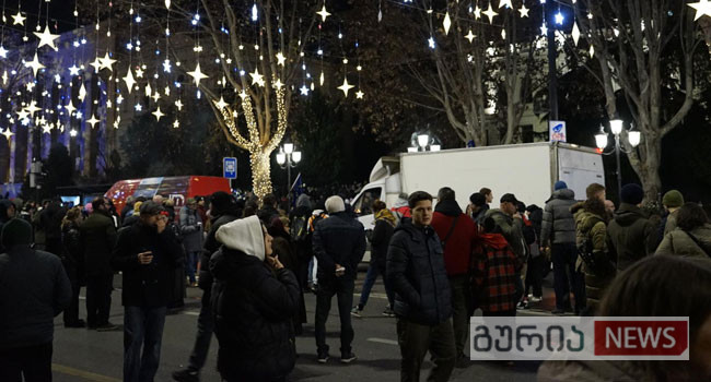 პრეზიდენტის გამოსვლისთვის საჭირო მოწყობილობები უკვე რუსთაველზეა