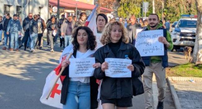 ჩოხატაურში შეკრებილმა მომიტინგეებმა მერიის შენობასთან გადაინაცვლეს