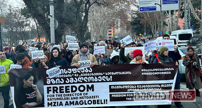 პროკურატურასთან მზია ამაღლობელის გათავისუფლების მოთხოვნით მოქალაქეები შეიკრიბნენ
