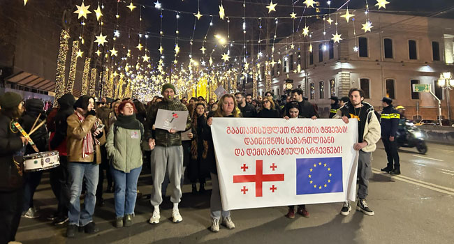 კავკასიის უნივერსიტეტის სტუდენტები და კურსდამთავრებულები ლაშა გაბიტაშვილის მხარდასაჭერად მარშს მართავენ