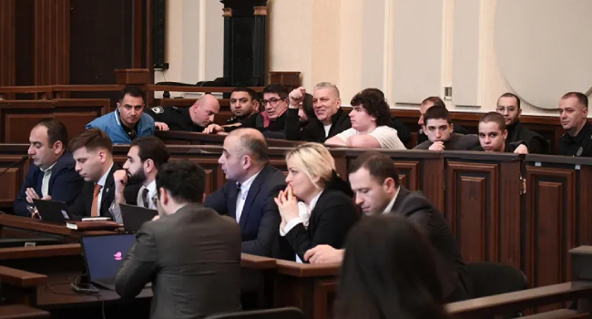 მოწმე პოლიციელი:  ვერც დავადასტურებ და ვერც უარვყოფ, რომ მათ მიერ ნასროლი პიროტექნიკით ვარ დაზიანებული
