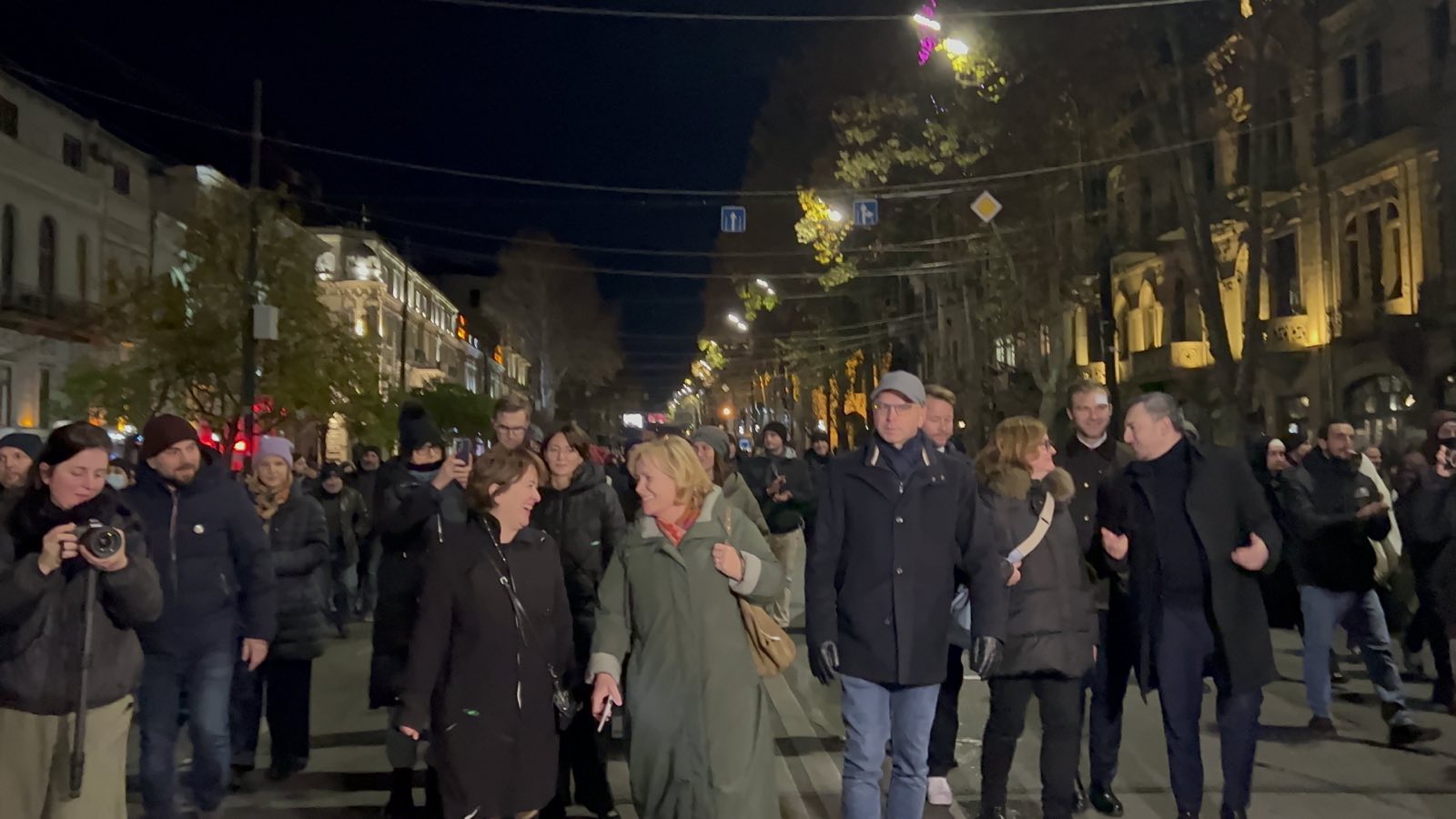 ევროპარლამენტარები პარლამეტისკენ მიემართებიან _ მათ ოვაციებით ეგებებიან