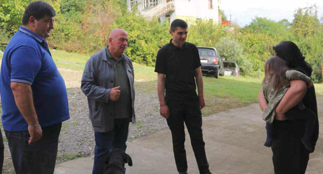 გურიაში სტიქიის შედეგად დაზარალებულ მოქალაქეებს  ხელისუფლების წარმომადგენლები ხვდებიან