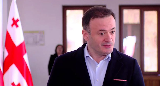 ირაკლი ზარქუა: “ეს არის უილსონის სიგიჟე. ის თაღლითია _ კონგრესმენია და ყიდის დროშებს, ემბლემებს, რომ ფული გააკეთოს”