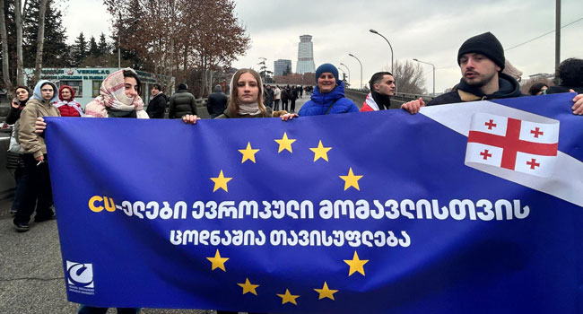 “ცოცხალი ჯაჭვი” ახალი არჩევნების და უკანონოდ დაკავებულების გათავისუფლების მოთხოვნით _ ფოტორეპორტაჟი