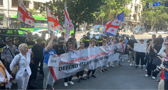 კომუნიკაციების კომიასთან მედიის მხარდამჭერი აქცია იმართება
