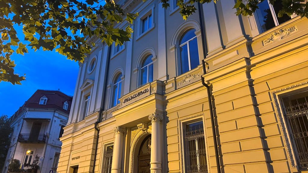 У здания Тбилисской государственной консерватории проходит акция протеста