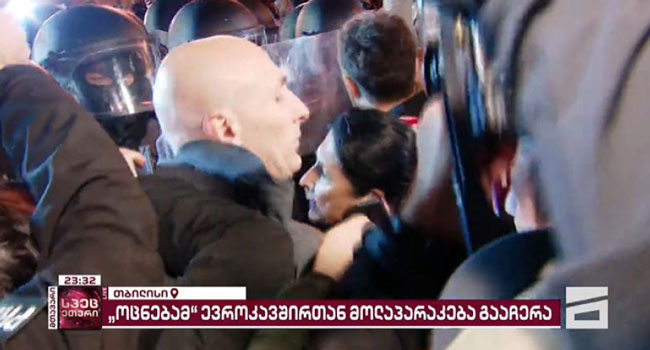“რუსეთს ემსახურებით თუ საქართველოს?” _ სალომე ზურაბიშვილი სპეცრაზმელებთან მივიდა