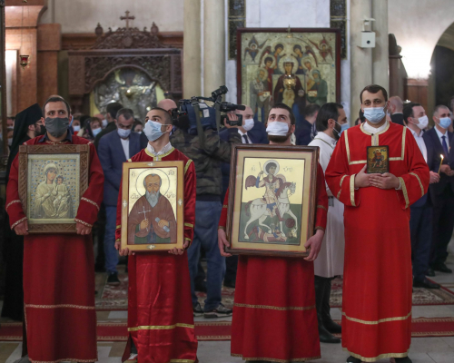 Фоторепортаж: Пасхальная литургия в соборе Самеба в Тбилиси