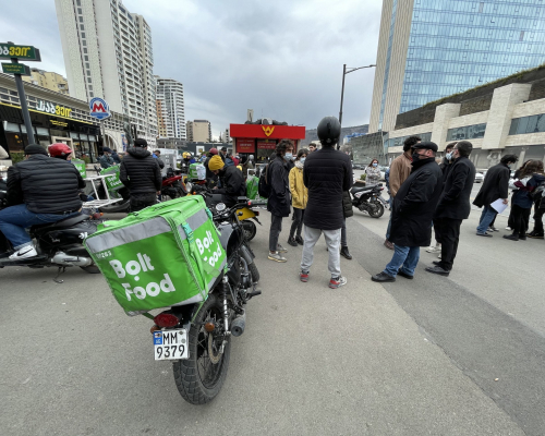 Курьеры Bolt Food протестуют против сокращения зарплат и «несправедливого» увольнения