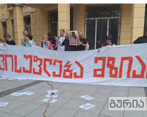 რა ხდება ბათუმის საქალაქო სასამართლოსთან