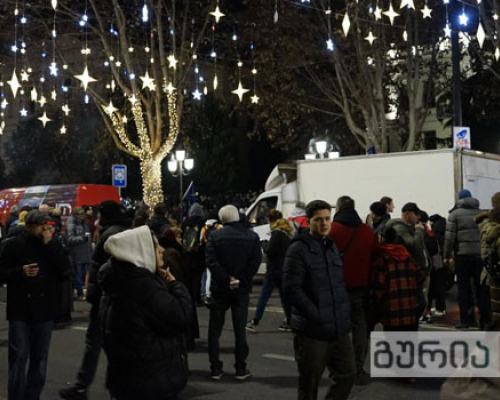 პრეზიდენტის გამოსვლისთვის საჭირო მოწყობილობები უკვე რუსთაველზეა