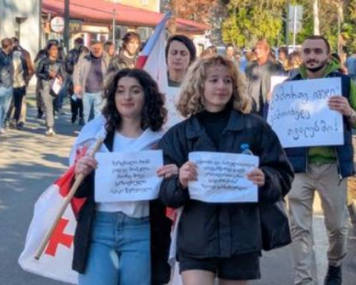 ჩოხატაურში შეკრებილმა მომიტინგეებმა მერიის შენობასთან გადაინაცვლეს