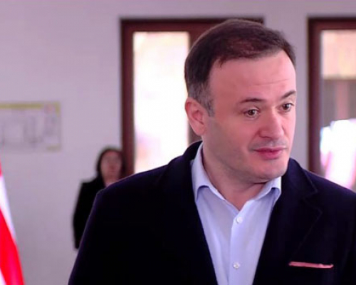 ირაკლი ზარქუა: “ეს არის უილსონის სიგიჟე. ის თაღლითია _ კონგრესმენია და ყიდის დროშებს, ემბლემებს, რომ ფული გააკეთოს”