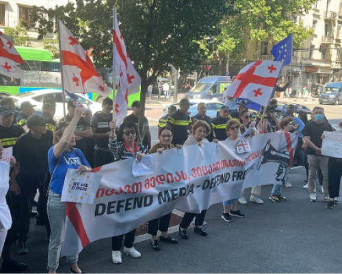კომუნიკაციების კომიასთან მედიის მხარდამჭერი აქცია იმართება