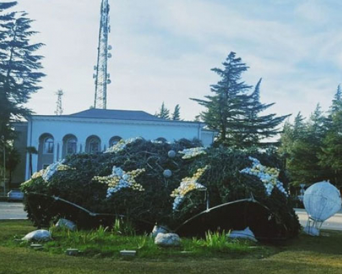 ხონელებს ქარმა ნაძვის ხე წაუქცია და  ვანელებს რაღაც შეუთვალეს…