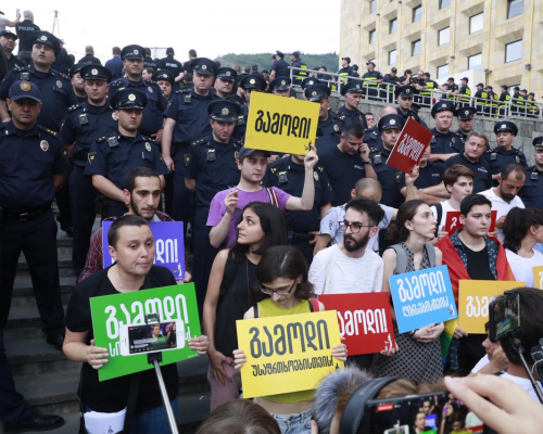 У Канцелярии правительства проходят акции в поддержку и против ЛГБТКИ прав