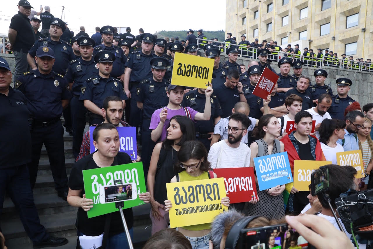 У Канцелярии правительства проходят акции в поддержку и против ЛГБТКИ прав